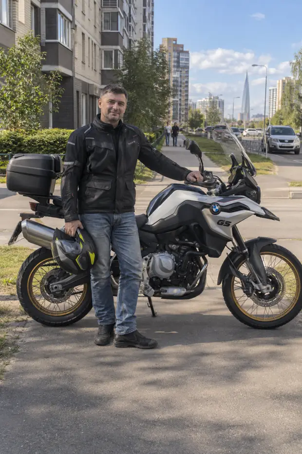 Дмитрий Орлов рядом с личным BMW F 850 GS в Приморском районе