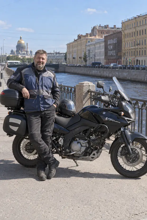 Павел Смирнов рядом с личным Suzuki V-Strom 650 у Обводного канала