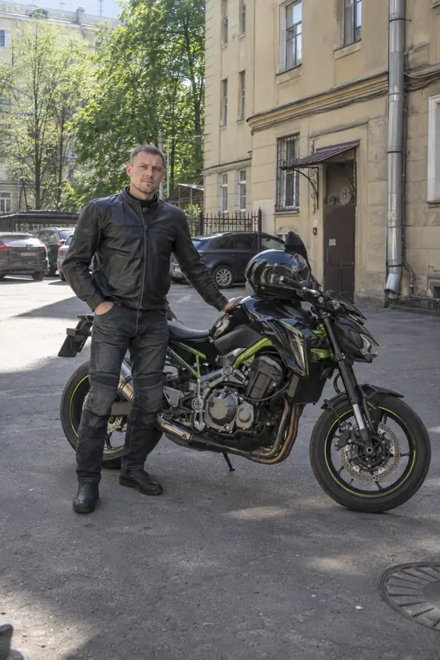 Илья Соколов рядом с личным Kawasaki Z900 на Васильевском острове