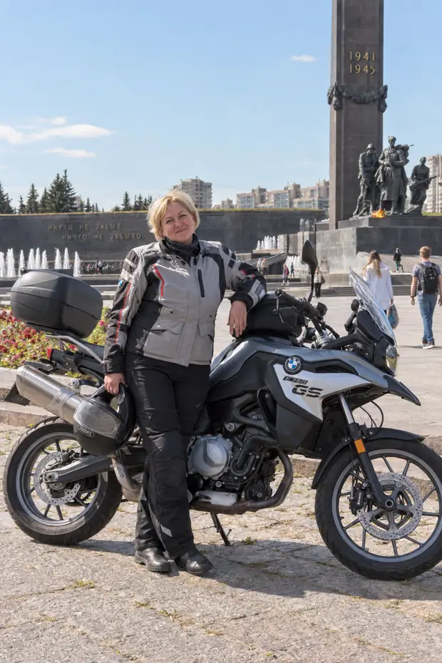 Ольга Васильева рядом с личным BMW F 750 GS у Московского парка Победы
