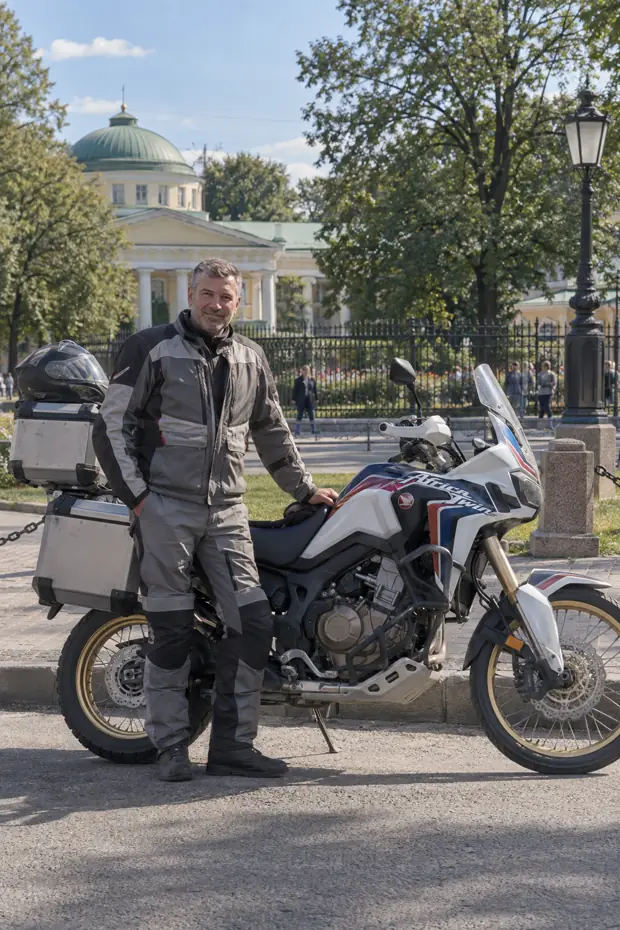 Сергей Волков рядом с личным Honda Africa Twin у Таврического сада